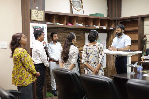 जशपुर कलेक्ट्रेट में जनदर्शन के दौरान कलेक्टर रोहित व्यास ने सुनी लोगों की मांगें और शिकायतें, अधिकारियों को दिए त्वरित निराकरण के निर्देश