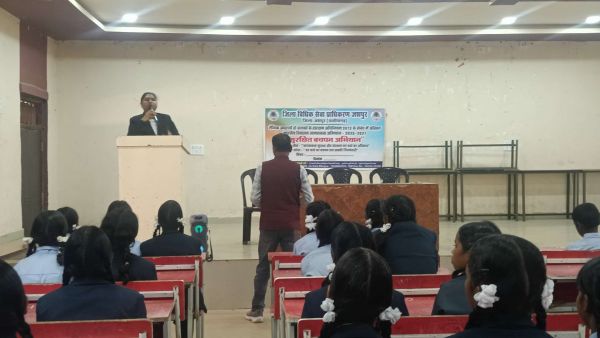 जशपुर में सुरक्षित बचपन अभियान के तहत स्कूलों में लगा जागरूकता शिविर, न्यायिक अधिकारियों ने बच्चों को पॉक्सो एक्ट, गुड टच-बैड टच, बाल अधिकार एवं साइबर सुरक्षा की दी जानकारी