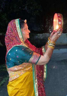 भारी बारिश और खराब मौसम भी नहीं डिगा सकी सुहागिनों की आस्था, पति की लंबी उम्र के लिए महिलाओं ने रखा निर्जला करवा चौथ व्रत