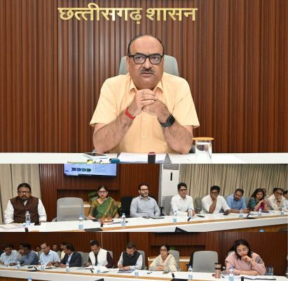 मुख्य सचिव की दो टूक&mdash;जनकल्याणकारी योजनाओं का लाभ समय पर मिले, अधूरे निर्माण कार्य जल्द पूरे हों और सीएम हेल्पलाइन की शिकायतों का हो गुणवत्तापूर्ण निराकरण