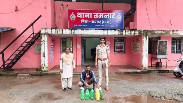 घर में महुआ शराब का अवैध कारोबार चला रहा था आरोपी, मुखबिर की सूचना पर पुलिस ने दी दबिश, 13 लीटर शराब और बिक्री की रकम जब्त