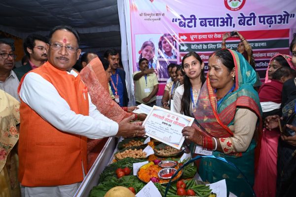 मुख्यमंत्री साय के नेतृत्व में महिला सशक्तिकरण को नई दिशा, महतारी वंदन की सहायता से बेटियों के भविष्य के लिए बचत कर रहीं माताएं